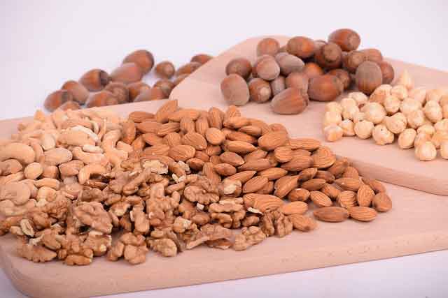 Применение орехов в народной медицине. Кроме необычного вкуса, орехи обладают еще и полезными свойствами и являются кладезем витаминов и жирных кислот. 